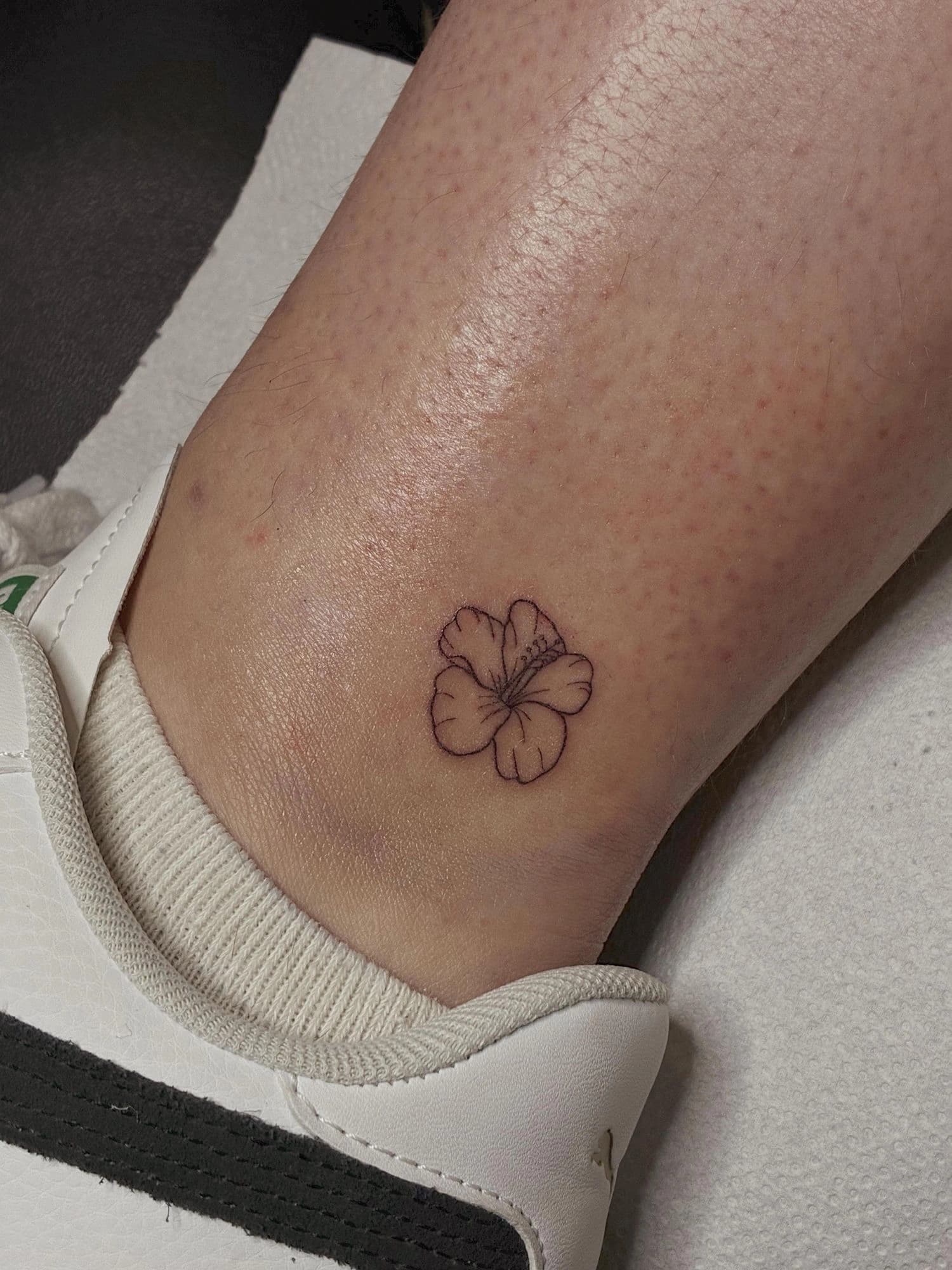 Tatuaje flor hibisco mini en tobillo